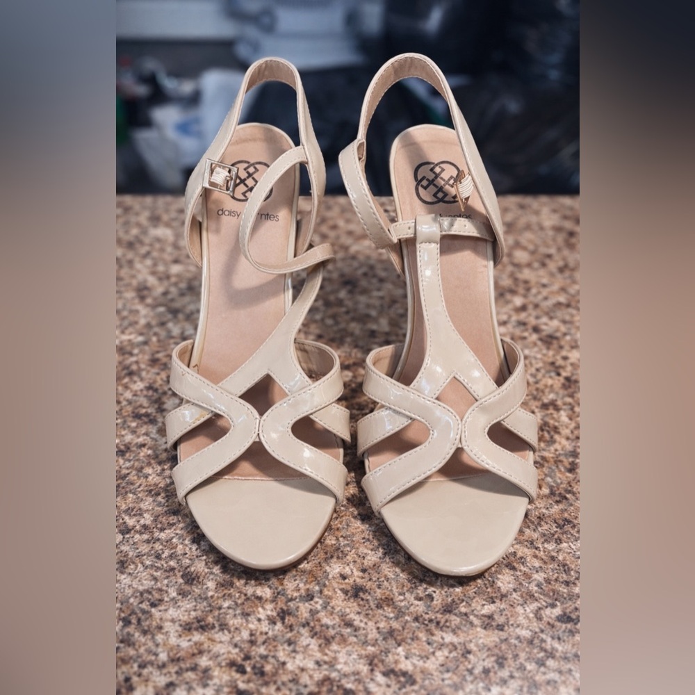 Daisy Fuentes Beige Strappy Heels Ankle Strap Dress Sandals